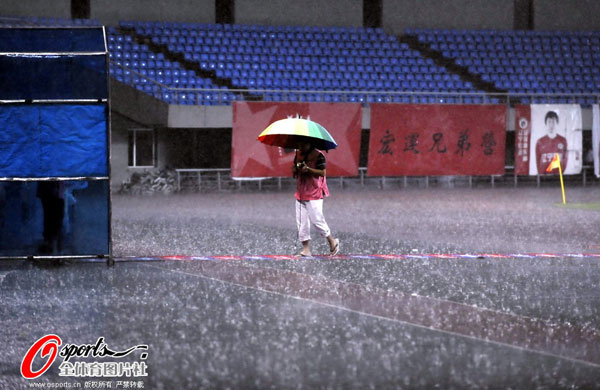  尼姆主场遭遇暴雨侵袭延期补赛取胜