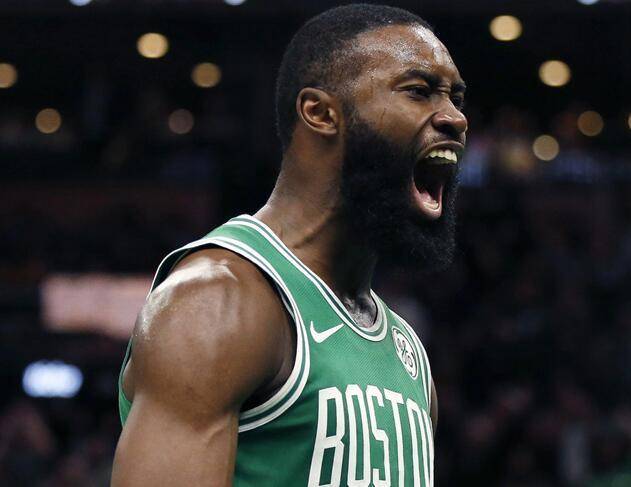  杰伦布朗末节接管比赛，凯尔特人关键战役力克雄鹿登榜首