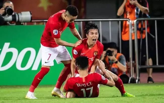  亚眠门将多次扑救保住平局希望  